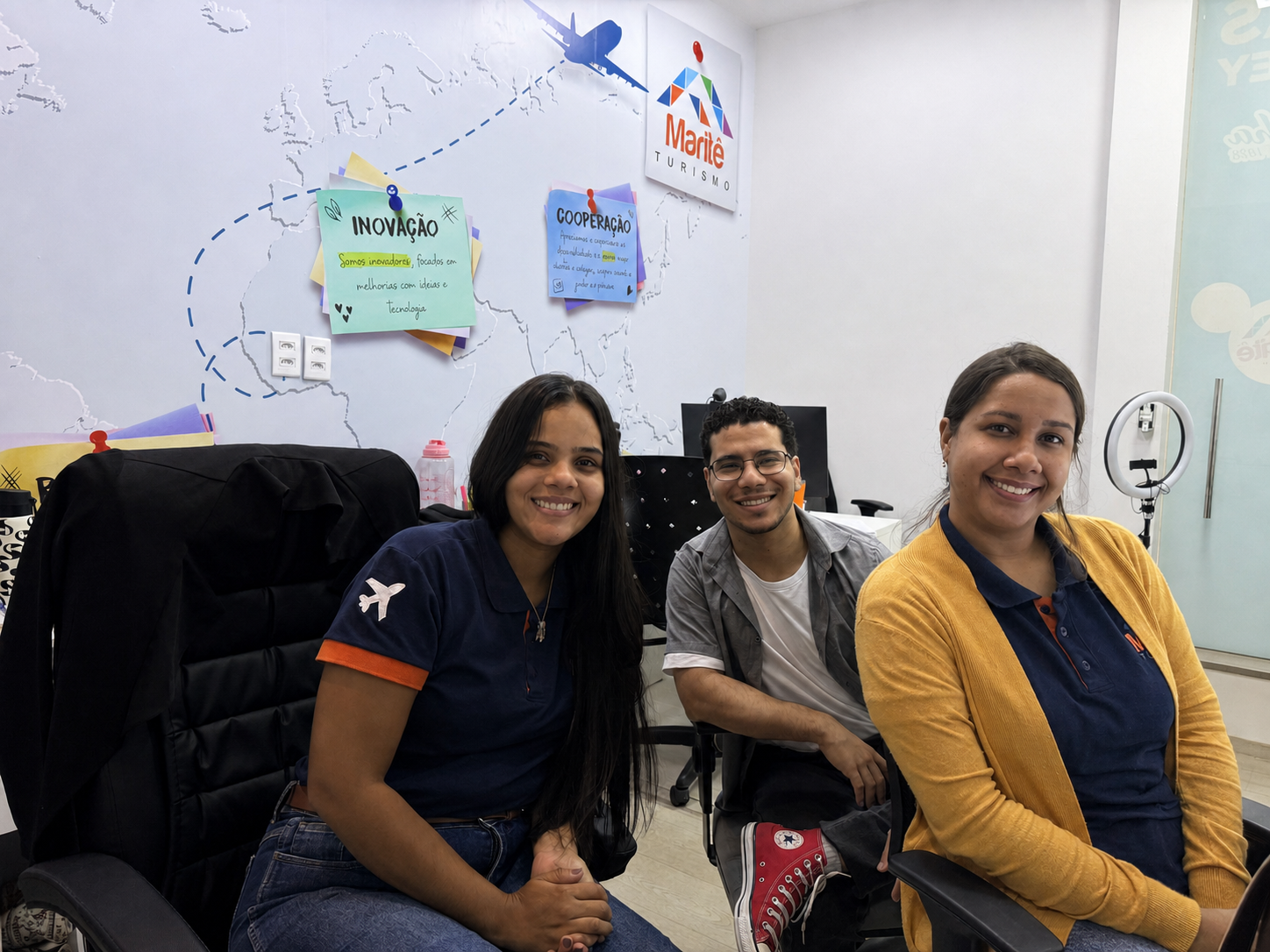 Equipe Maritê Turismo em atendimento